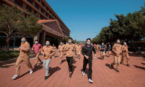 组织“跑在阳光下，，，，跑进康健里”体育活动